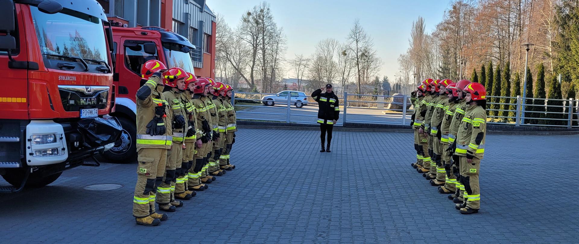 Zmiana służbowa w trakcie oddawania hołdu poległym strażakom z Ukrainy.