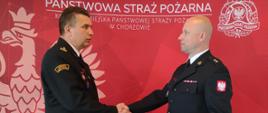 Zdjęcie przedstawia Komendanta Miejskiego PSP w Chorzowie wręczającego akt mianowania młodszemu kapitanowi Michałowi Adamek