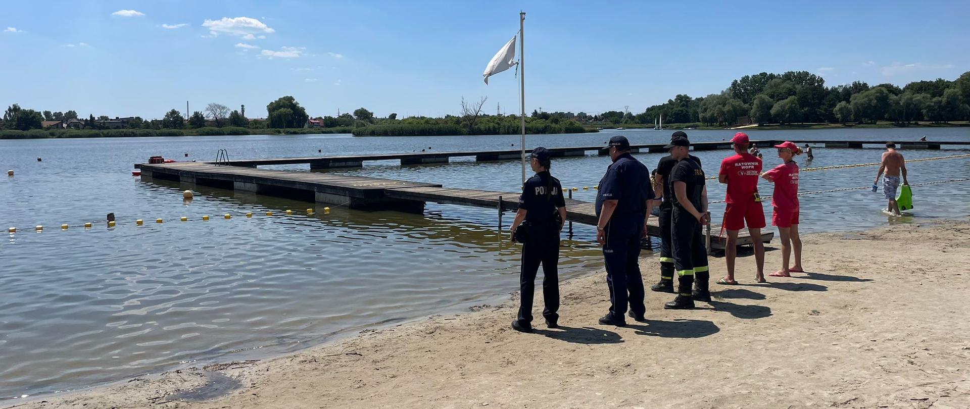 Wspólny patrol straży pożarnej, policji i ratowników WOPR.