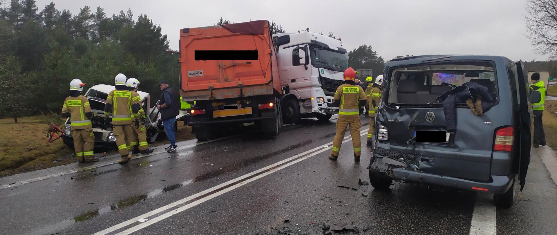 Wypadek w okolicy miejscowości Jacentów, strażacy zabezpieczają miejsce akcji i prowadzą standardowe działania