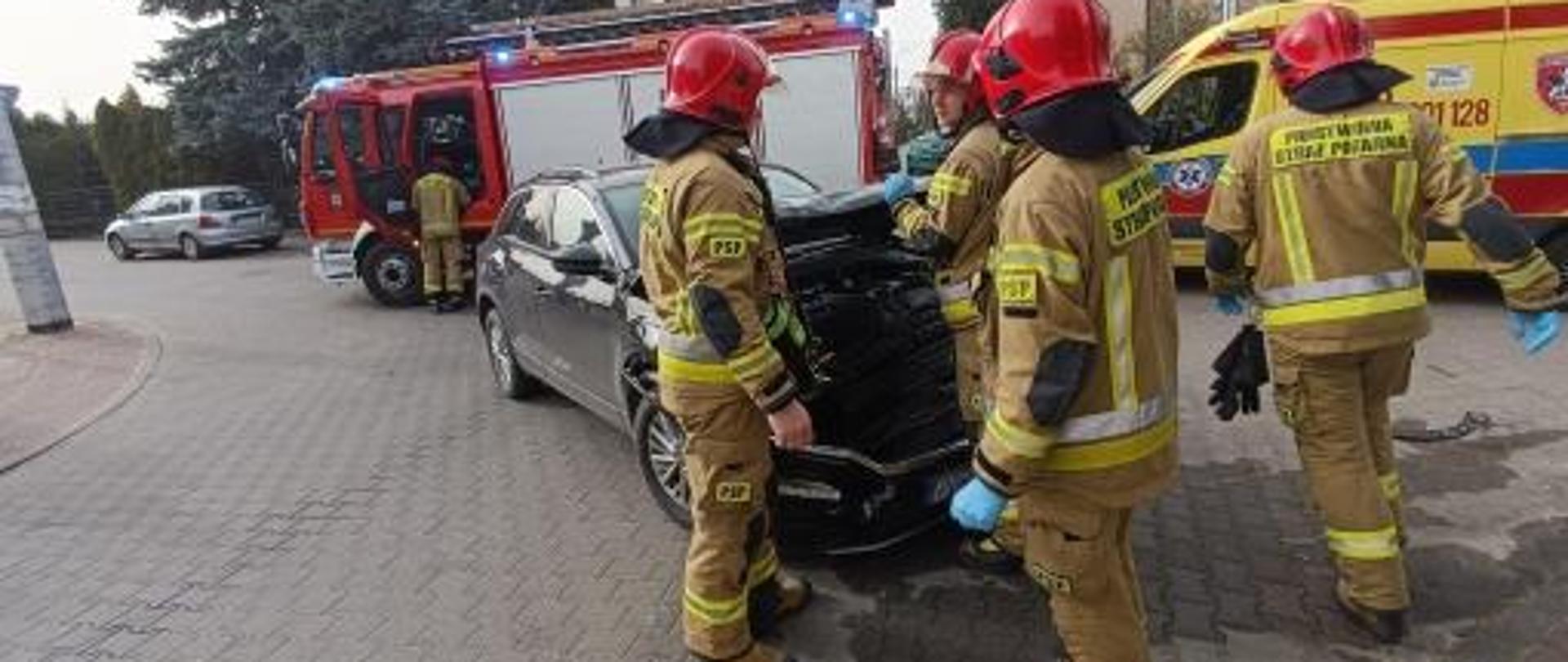 Strażacy wykonują dostęp do akumulatora