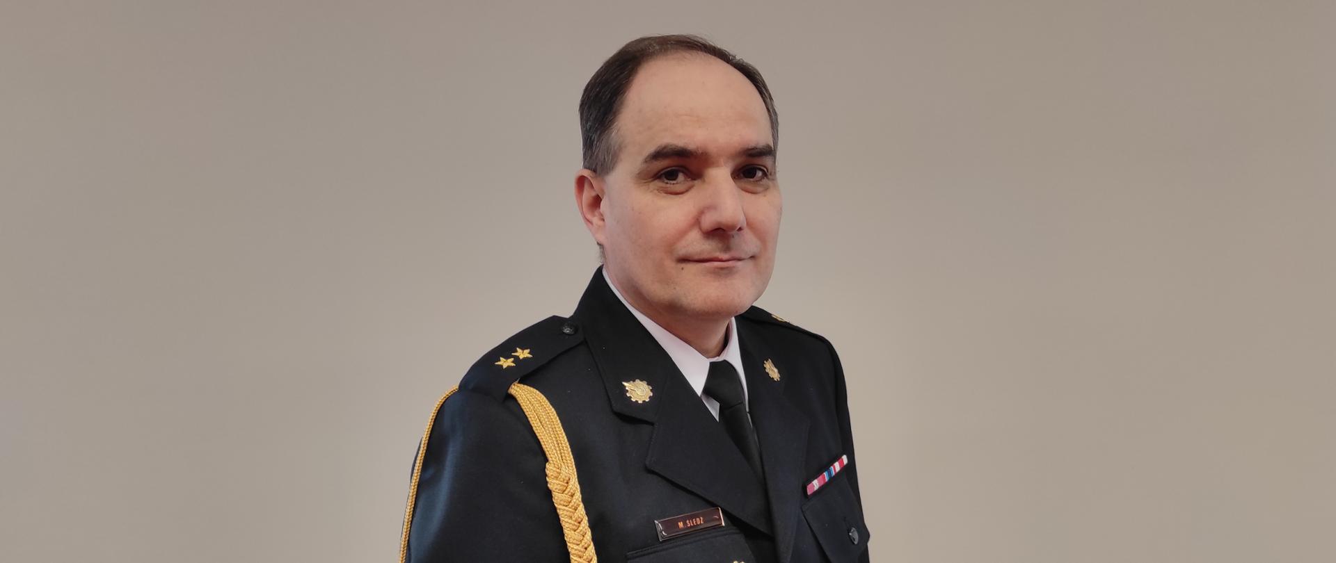 Zdjęcie Zastępcy Komendanta Powiatowego w mundurze wyjściowym