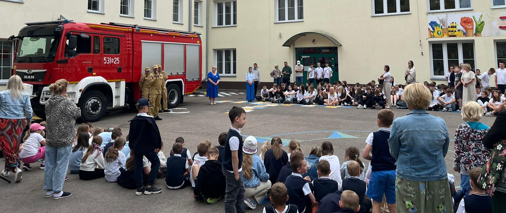 Spotkanie w Szkole Podstawowej nr 1 w Ostródzie w ramach akcji prewencji społecznej "Bezpieczne wakacje"