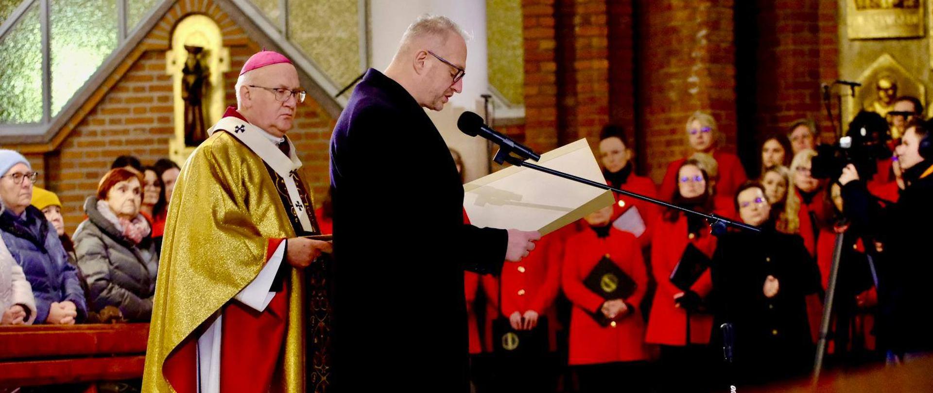 Mężczyzna w garniturze przemawia w kościele 