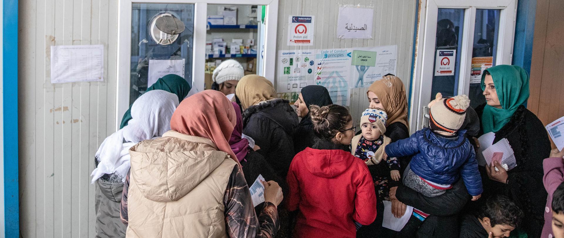 Bezpłatne leki są wydawane z okna apteki, mieszczącej się w osobnym kontenerze w obozie Qushtapa. Polska Misja Medyczna zwiększyła ponad dwukrotnie dostawy leków, lekarze klinki leczą miesięcznie ponad 2600 pacjentów. Farmaceutka Farah Khawaja Shahid wydaje leki kobietom. Farah mówi po arabsku i kurdyjsku, podobnie jak wszyscy pracownicy kliniki mobilnej, aby móc komunikować się z pacjentami z Syrii i Iraku.