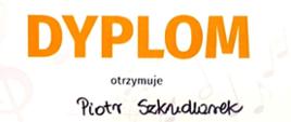 Dyplom w układzie pionowym, w biało-żółto-czarnej szacie graficznej z motywem nut; na środku widnieje napis „DYPLOM” oraz imię i nazwisko laureata „Piotr Szkudlarek” za zajęcie II miejsca w kategorii klas VII–VIII szkół podstawowych oraz szkół ponadpodstawowych w XXV Międzypowiatowym Przeglądzie Talentów Muzycznych im. Danieli Kraus-Burzyńskiej w Środzie Wielkopolskiej 2025; u dołu znajdują się podpisy członków jury oraz logo „Powiat Średzki”.