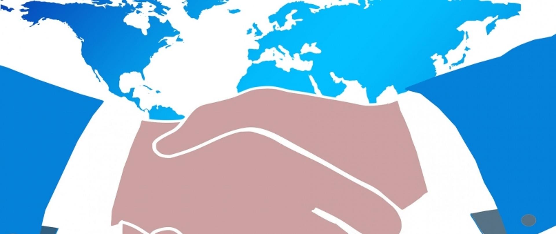 Ilustracja przedstawiająca uścisk dłoni na tle uproszczonej mapy świata w odcieniach niebieskiego — symbol globalnej współpracy.