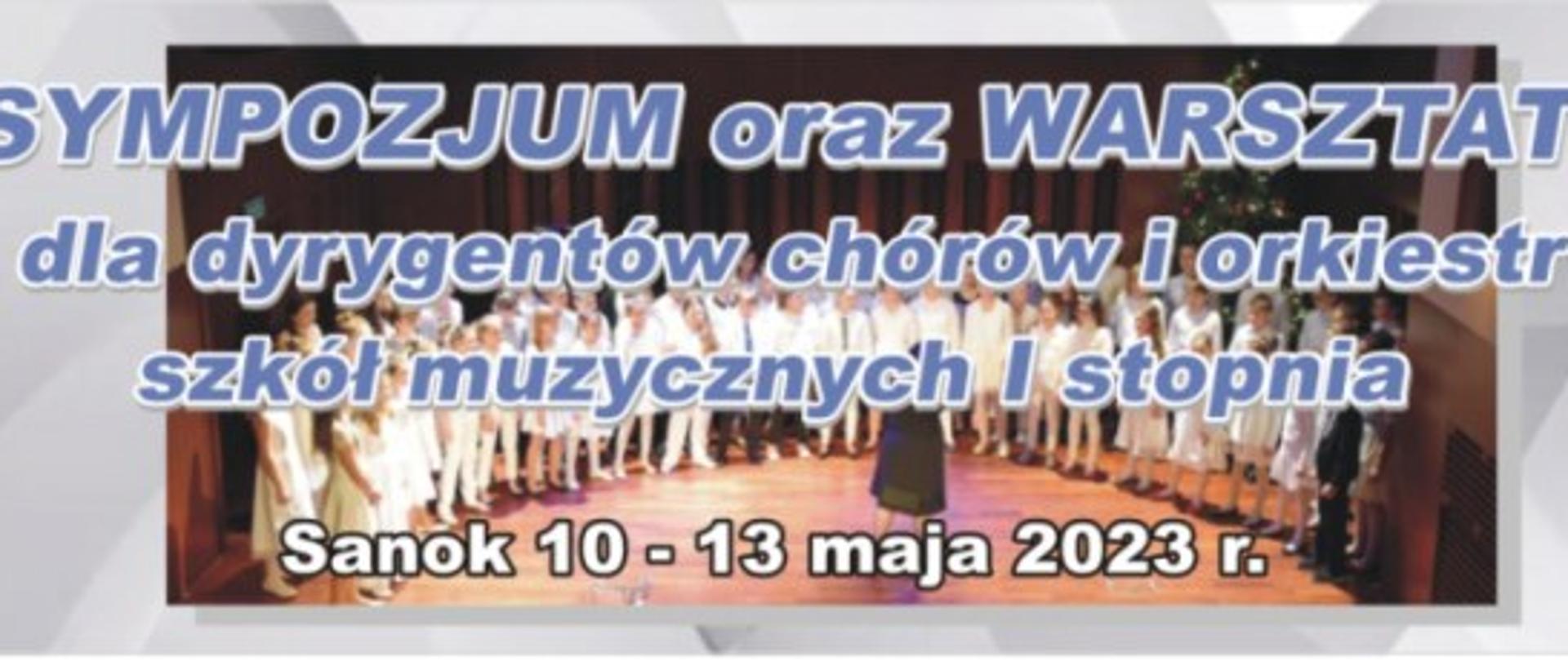 Nagłówek Sympozjum oraz Warsztaty dla dyrygentów. Niebieskie litery, w tle zdjęcie chóru dziecięcego PSM Sanok 