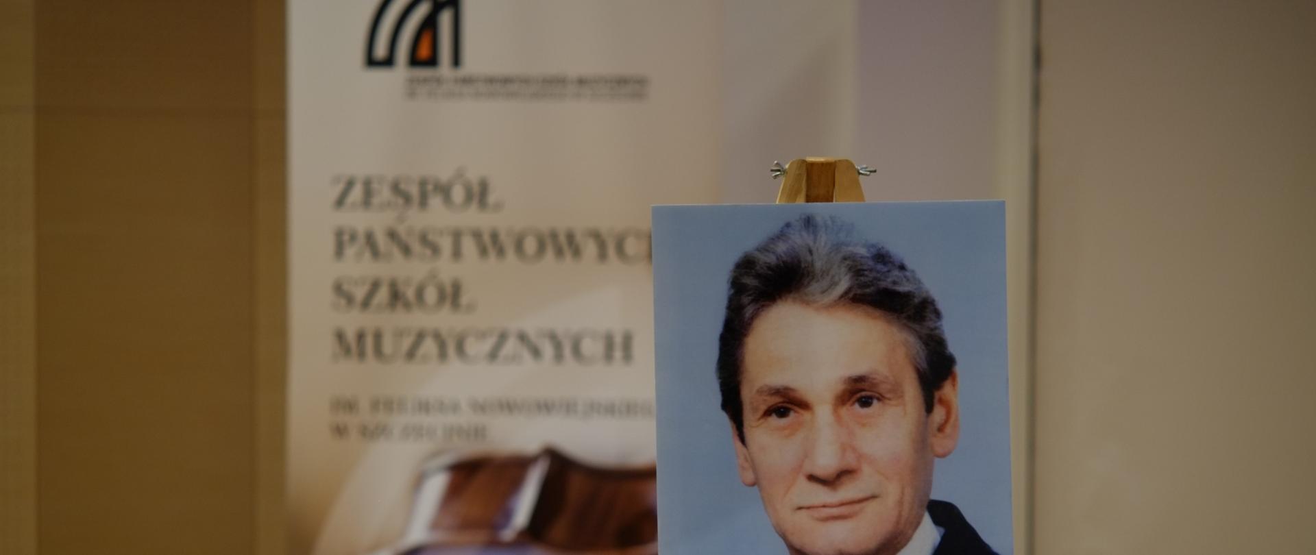 Zdjęcie przedstawia uczestników i publiczność konkursu