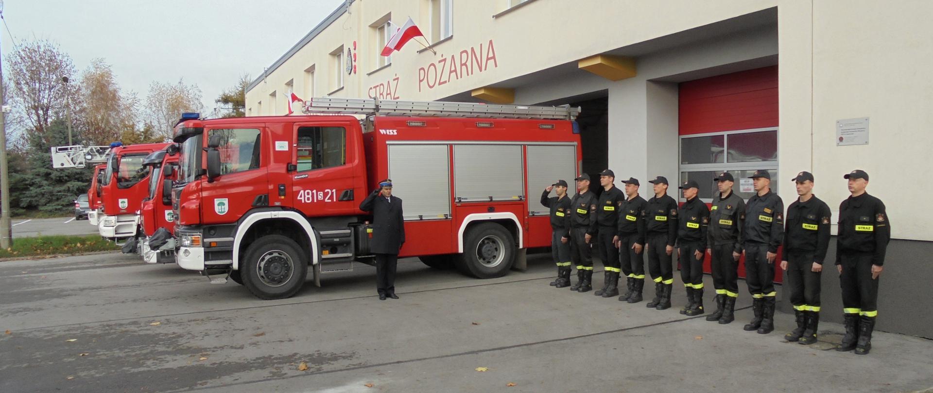 Jaworzniccy strażacy uczcili przed komendą Narodowe Święto Niepodległości 2022