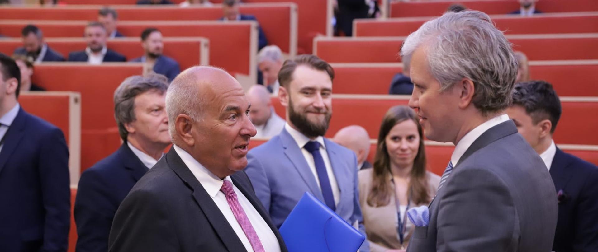 Wiceminister Tadeusz Kościński rozmawia z wiceministrem Viljarem Lubi