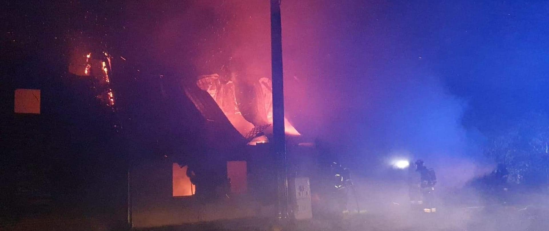 Straż pożarna gasi pożar domu w miejscowości Nowa Wieś Wyszyńska