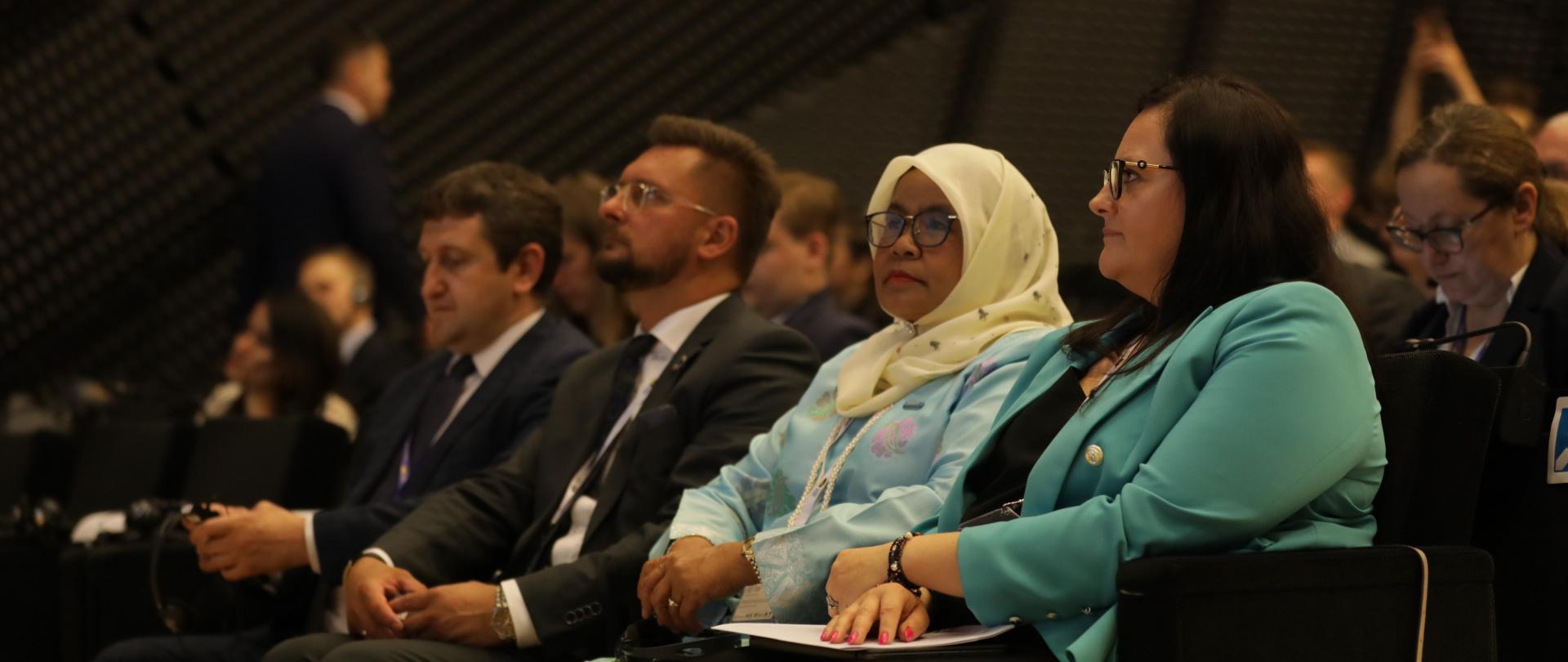 wiceminister Małgorzata Jarosińska-Jedynak, dyrektor Maimunah Mohd Sharif i prezydent Marcin Krupa oraz uczestnicy konferencji
