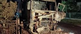 Zdjęcie przedstawia spaloną kabinę samochodu ciężarowego
