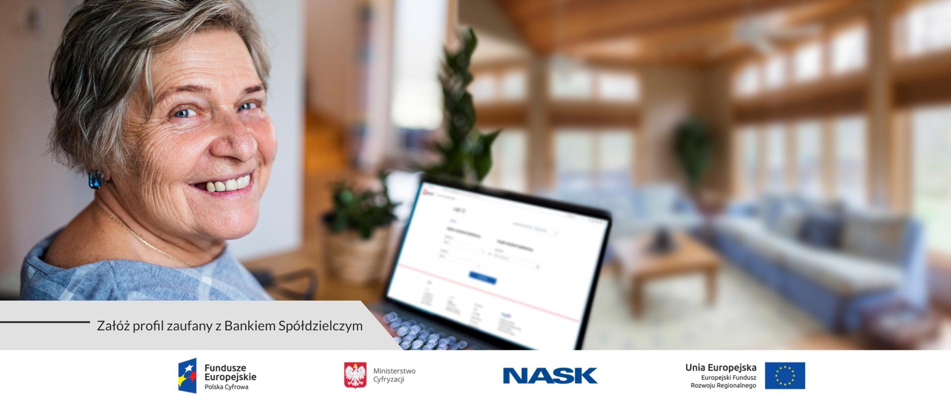 Uśmiechnięta starsza kobieta patrzy w obiektyw. Przed nią laptop z widoczną stroną GOV.pl i kartą logowania do profilu zaufanego.