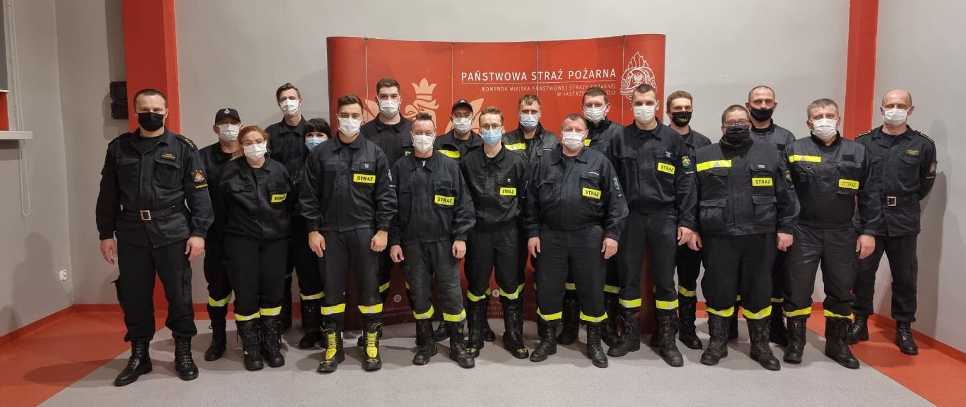 Zdjęcie grupowe strażaków ochotników oraz kadry szkolącej