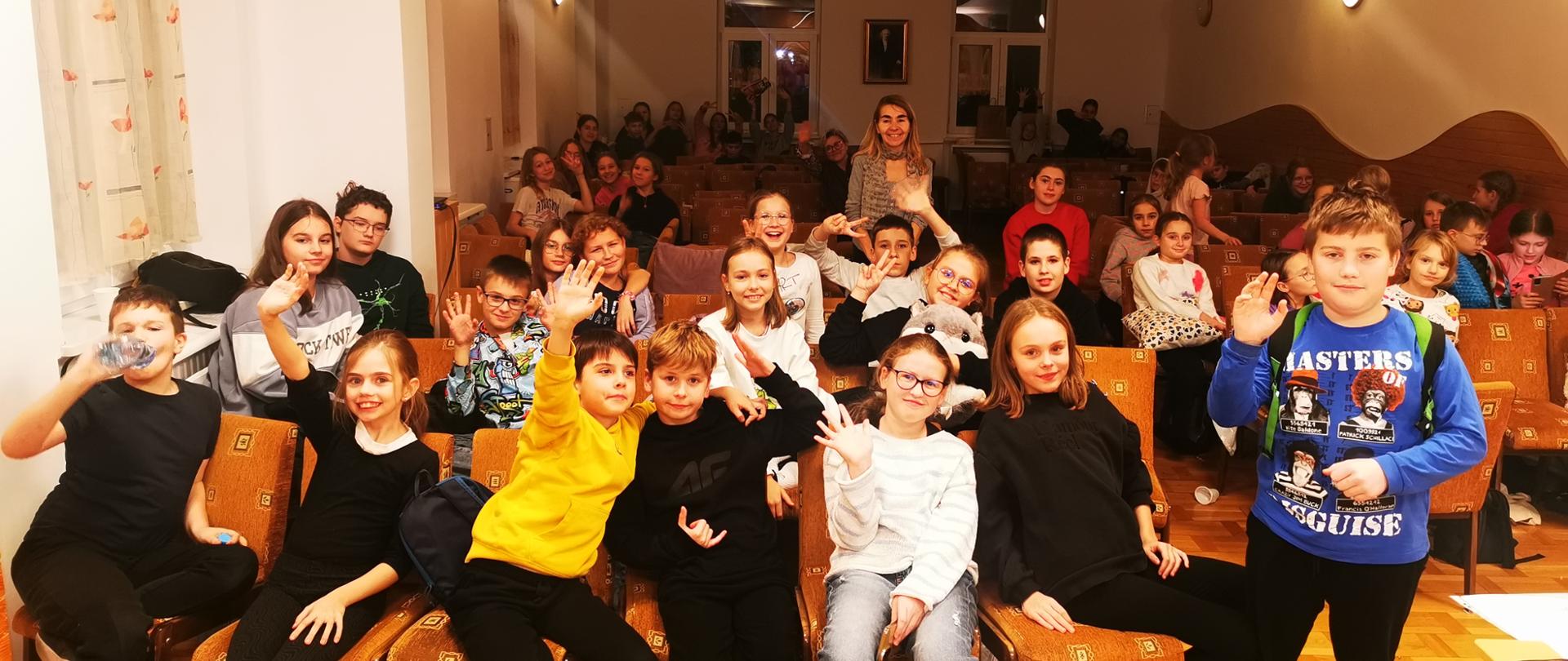 uczniowie z nauczycielami zebrani w sali koncertowej
