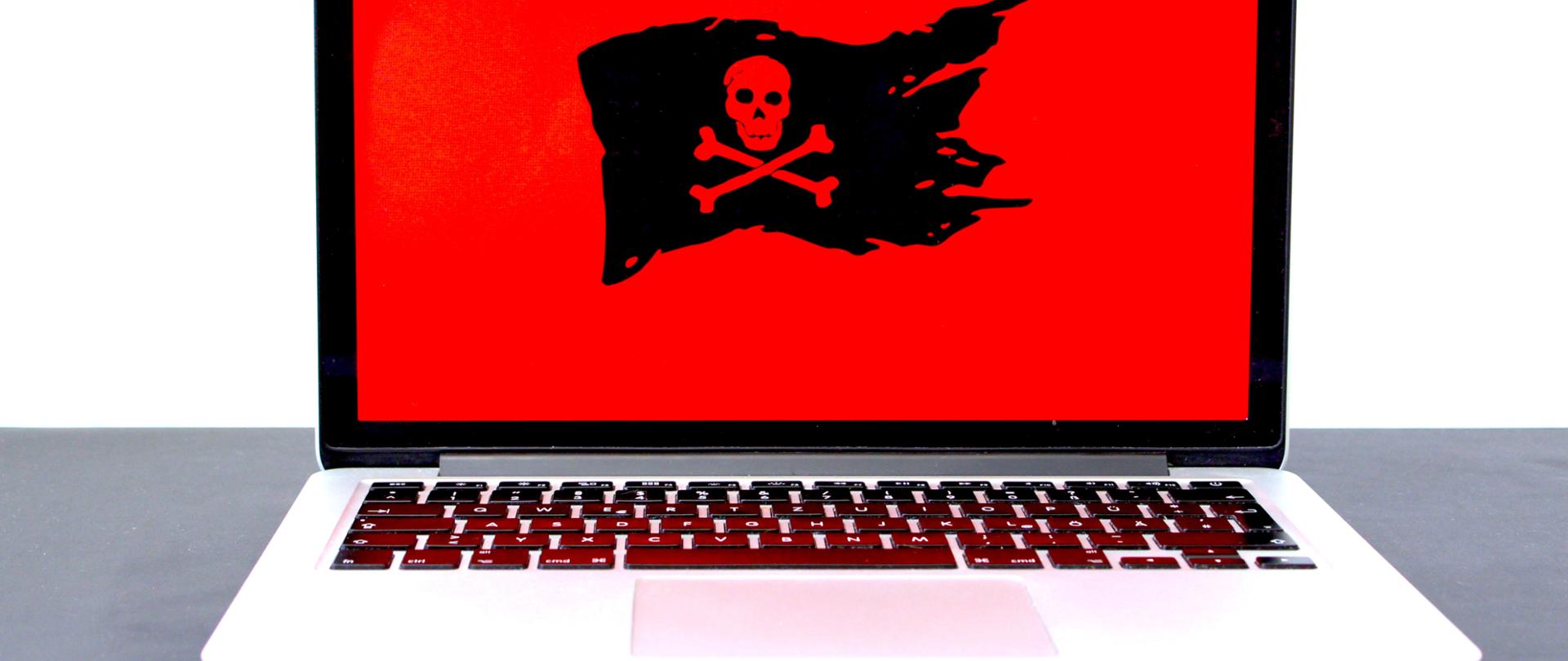 Laptop z wyświetlana flagą piracką