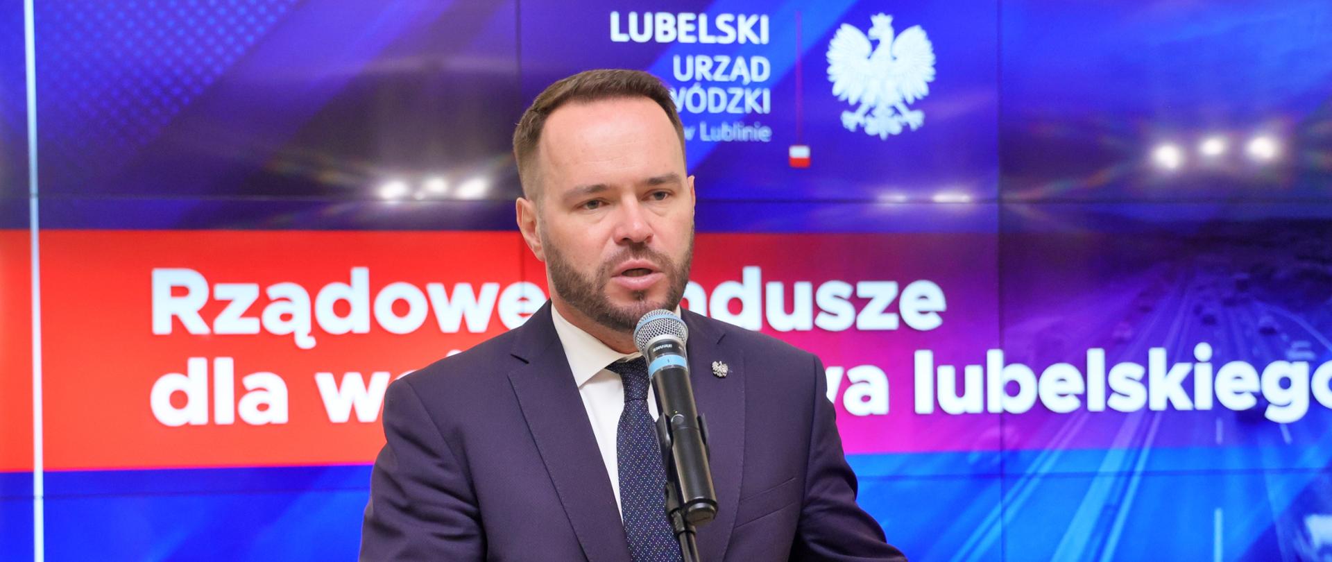 Wojewoda Lubelski Krzysztof Komorski podpisał z samorządami kolejne umowy na rządowe dofinansowanie zadań realizowanych przez powiaty i gminy.