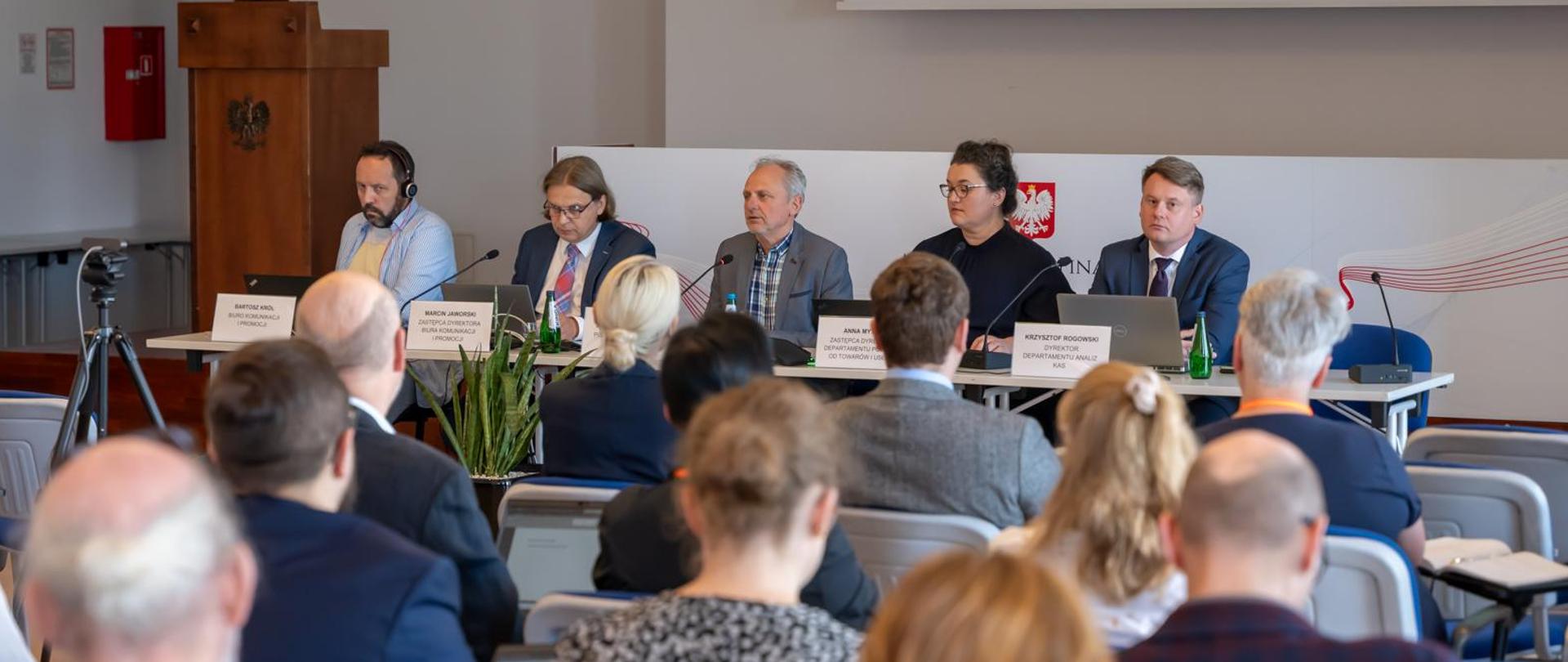 Przedstawiciele Ministerstwa Finansów i Krajowej Administracji Skarbowej na sali podczas konferencji.