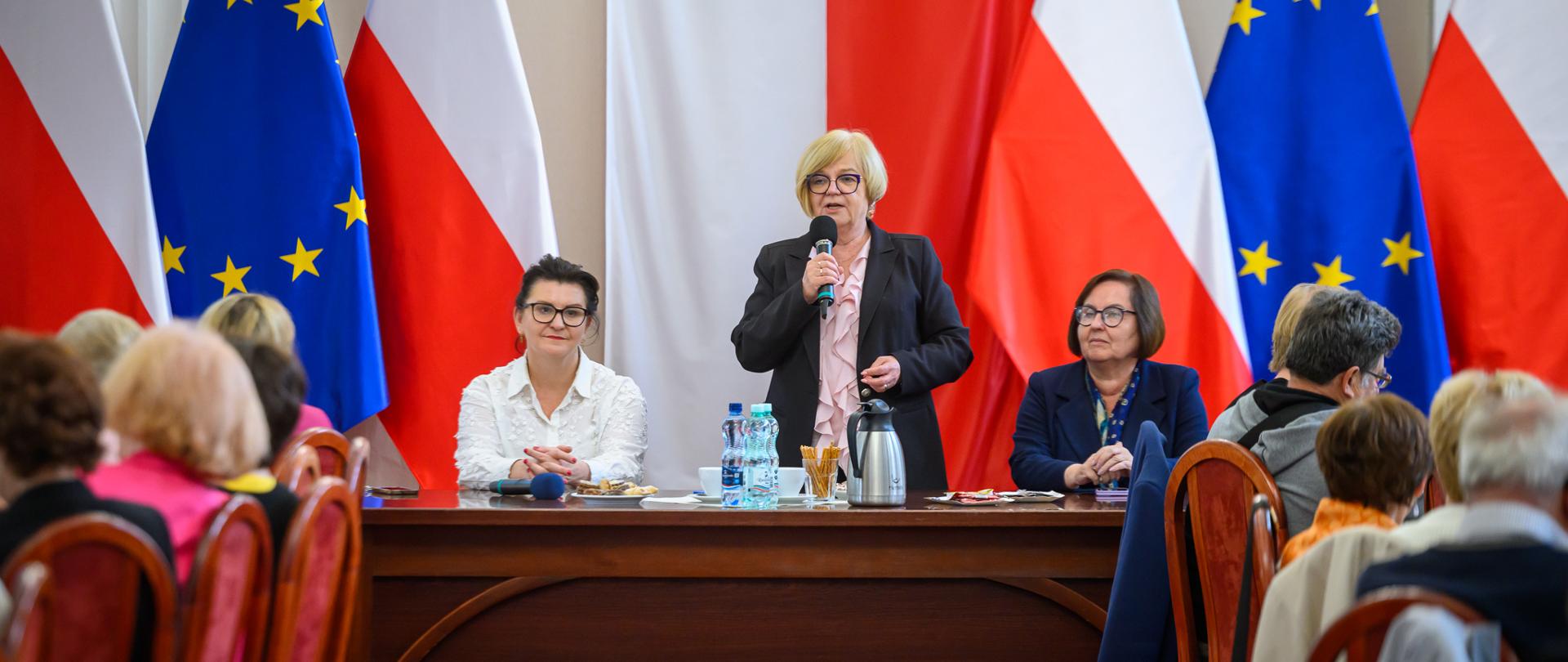 Zdjęcie przedstawia uczestników spotkania w urzędzie wojewódzkim 