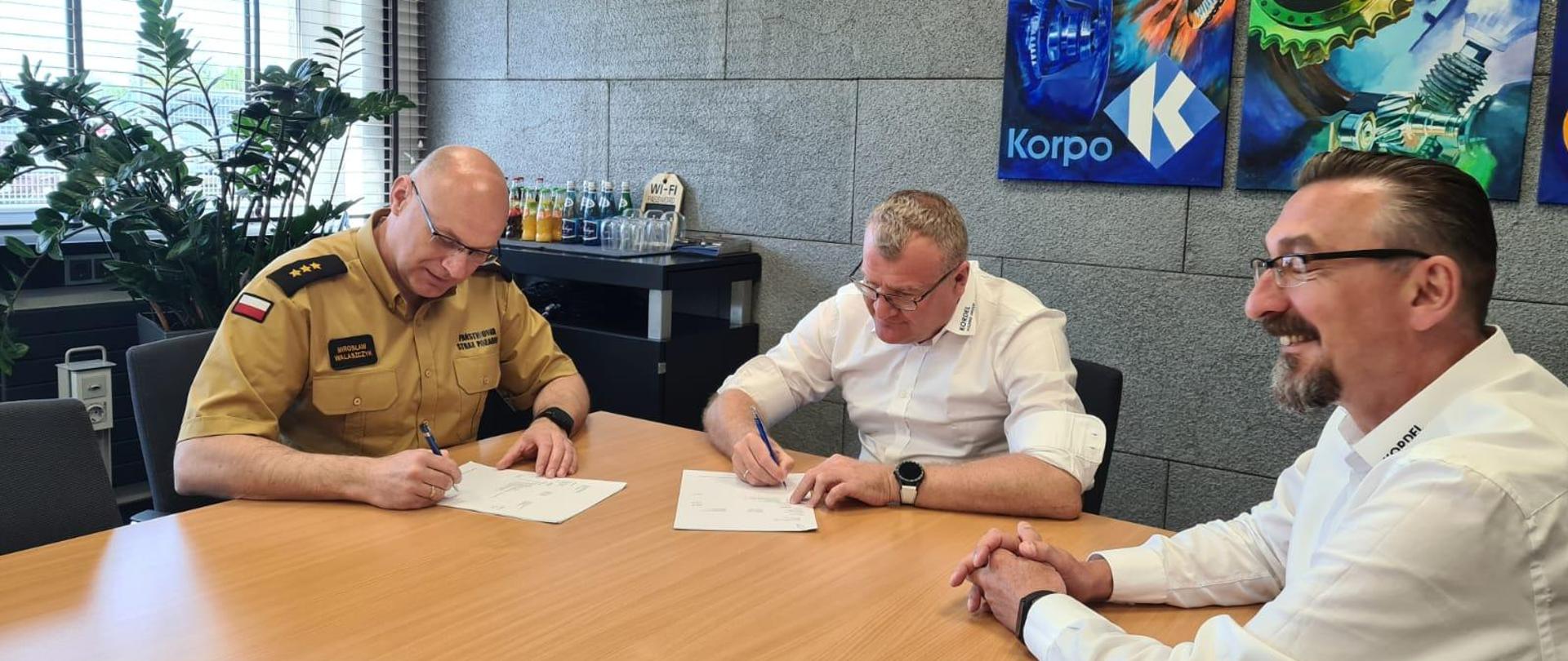 Komendant Powiatowy podpisuje porozumienie na dofinansowanie zakupu nowego samochodów z przedstawicielem firmy Korpo