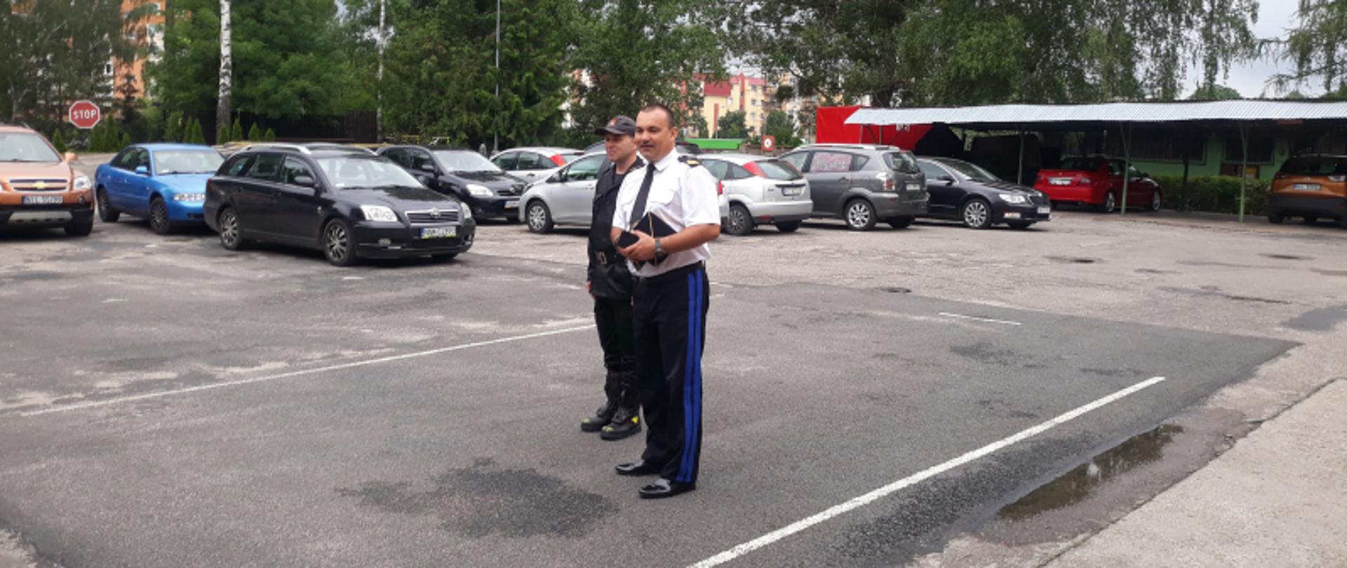 Nadbrygadier Tomasz Komoszyński wita załogę iławskiej straży.