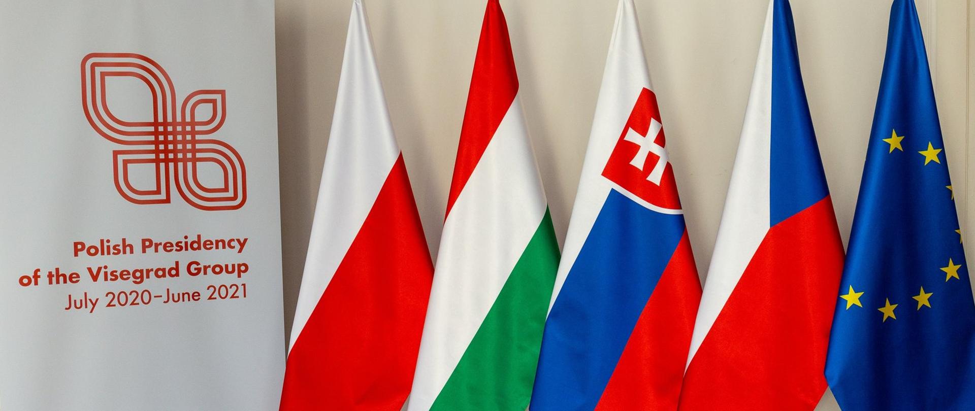 Flagi państw Grupy Wyszehradzkiej - Węgier, Słowacji, Czech i Polski oraz flaga Unii Europejskiej
