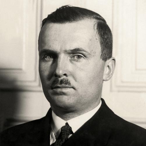 Adam Tarnowski - portret mężczyzny z drobnym wąsem, ciemne włosy, ciemna marynarka, ciemny krawat, biała koszula.