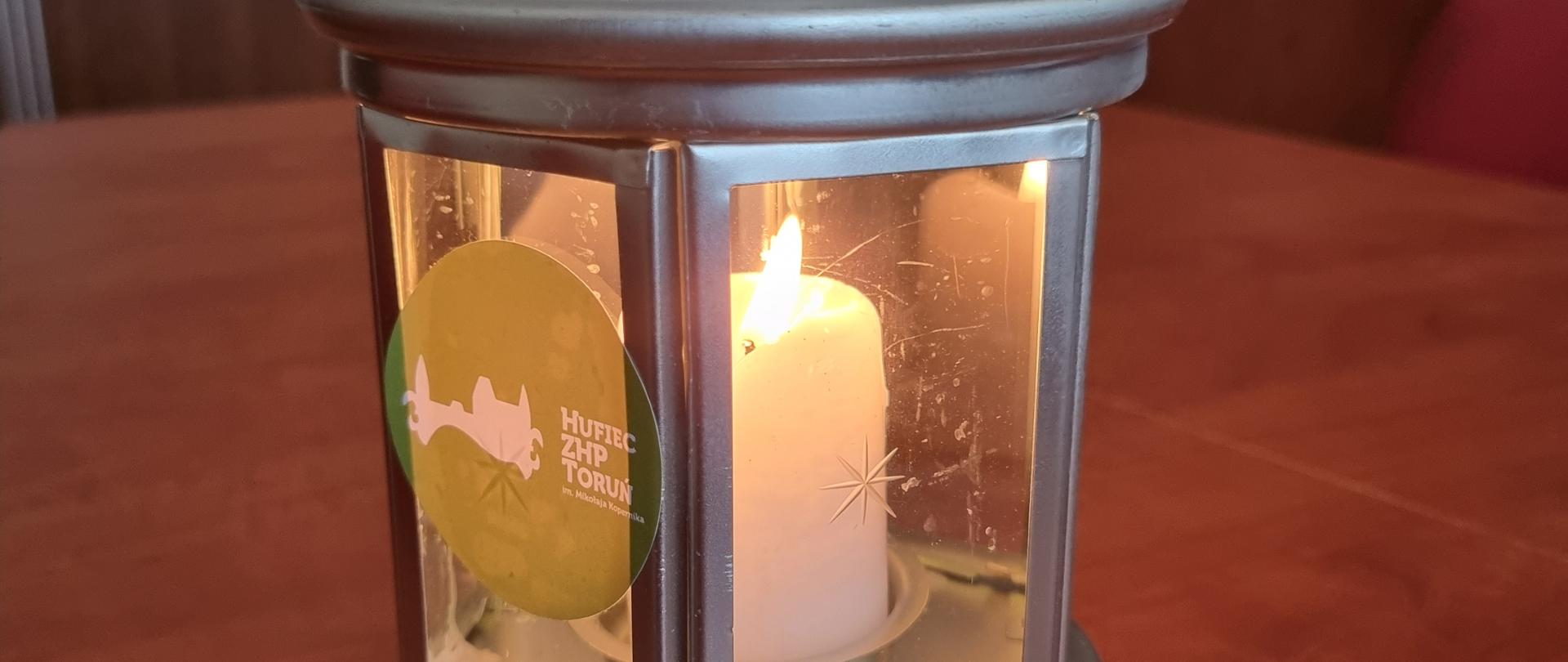 Lampion z płonącym światełkiem Betlejemskim otrzymanym od Hufca ZHP Toruń.