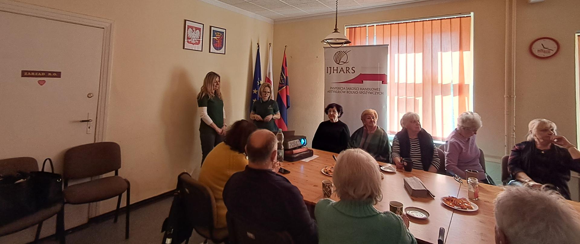 Seniorzy podczas prelekcji