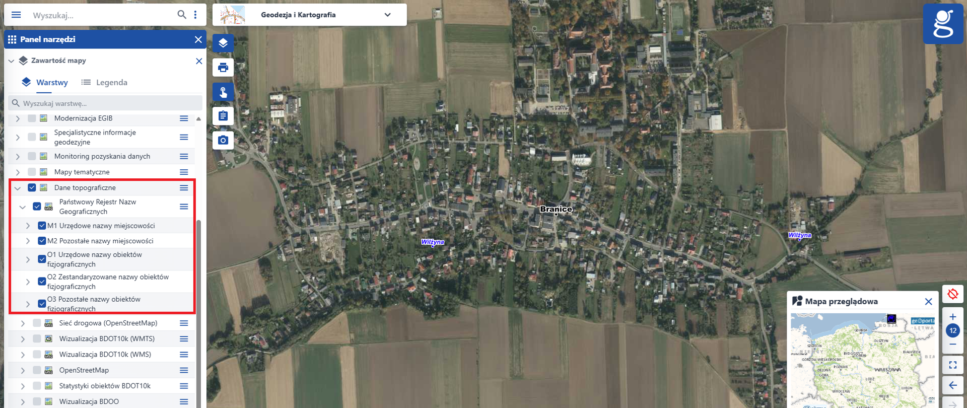 Ilustracja przedstawiająca zrzut ekranu z serwisu www.geoportal.gov.pl, moduł "Geodezji i Kartografia", z zaznaczoną na podkładzie ortofotomapy lokalizacją urzędowej nazwy miasta Branice w gminie Branice, w powiecie głubczyckim, w województwie opolskim.