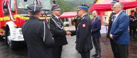 Zdjęcie przedstawia poświęcenie samochodu pożarniczego OSP w Sufczynie oraz wręczenie odznaczeń i wyróżnień druhom OSP