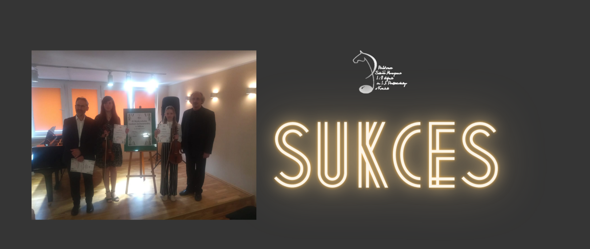 Dziewczynki stoją z pedagogami, w tle plakat konkursu