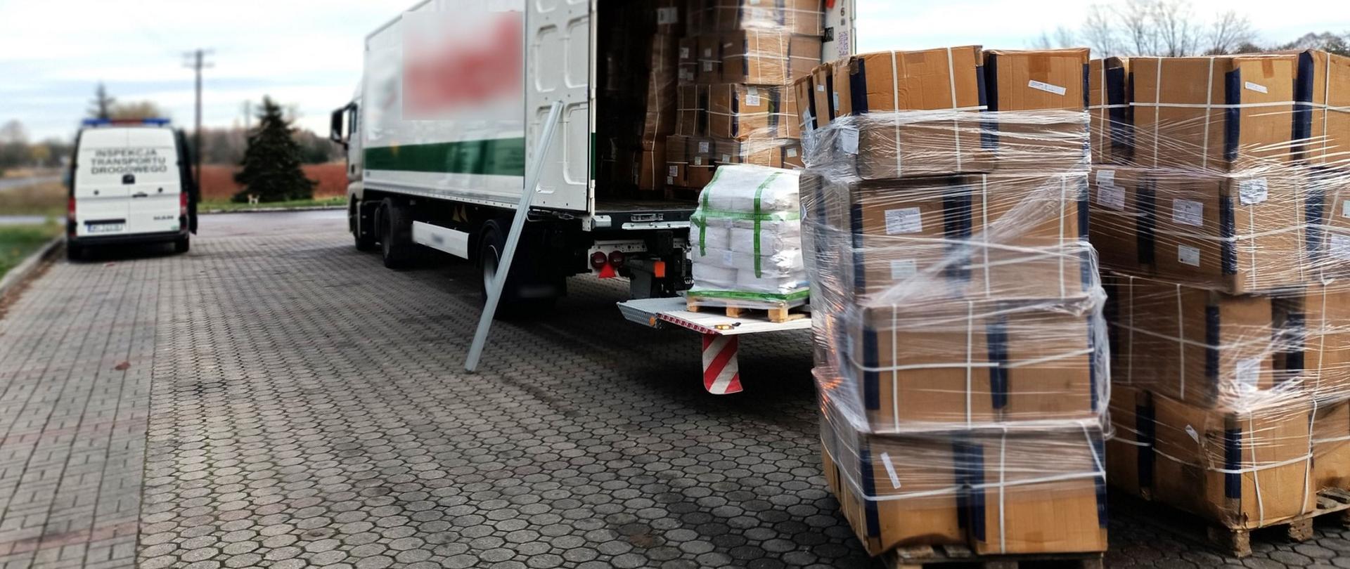 Inspektorzy nakazali rozładowanie części towaru w celu sprawdzania przewożonych towarów niebezpiecznych