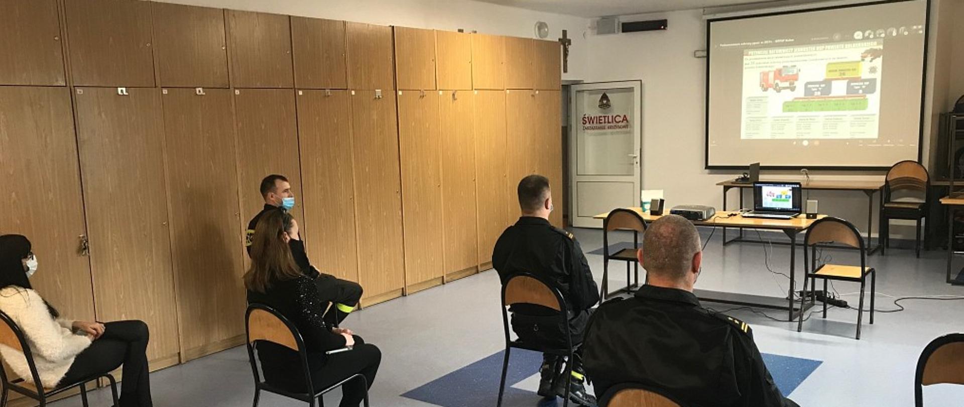 Na zdjęciu widać funkcjonariuszy i pracowników komendy uczestniczących w podsumowaniu