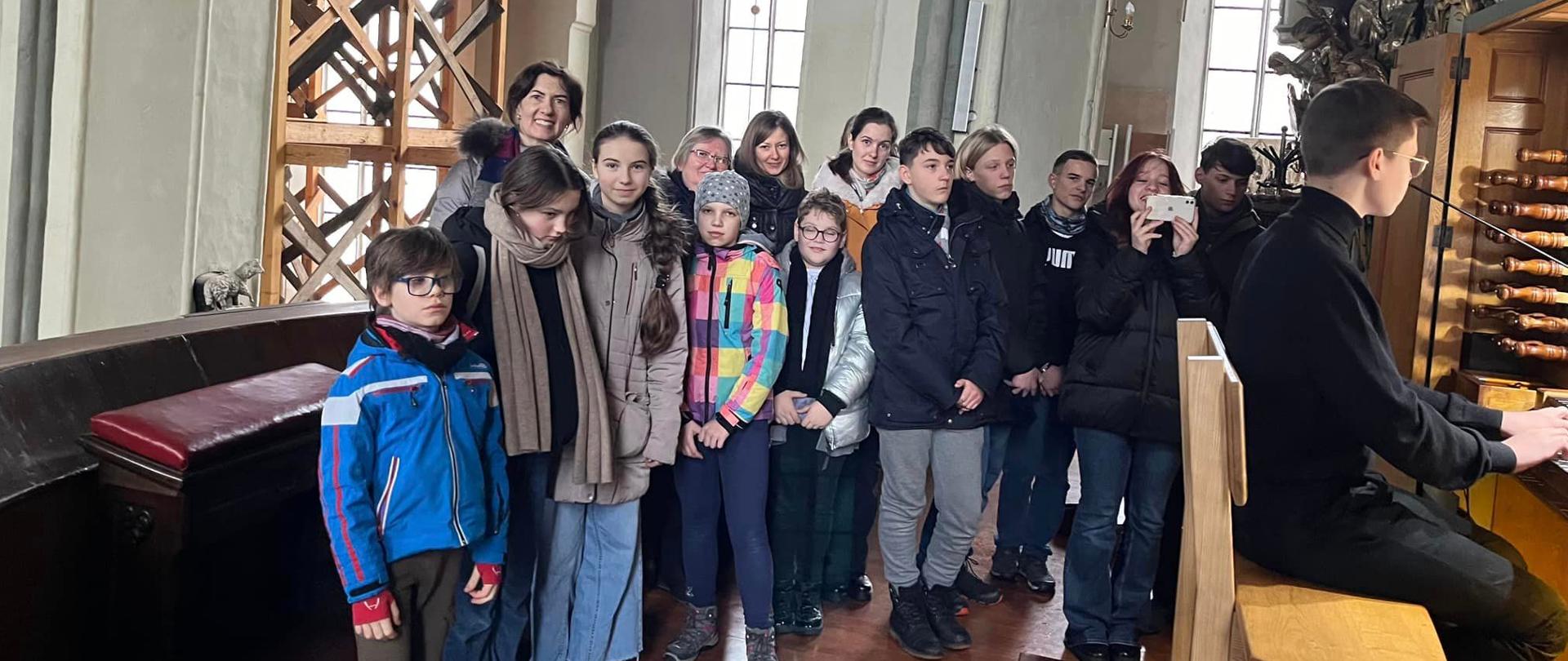 Uczestnicy wycieczki przy organach