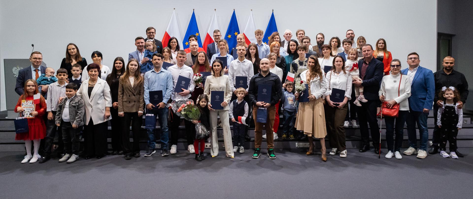 Zdjęcie grupowe podczas uroczystości wręczenia aktów nadania obywatelstwa polskiego