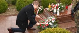 Obchody Dnia Pamięci Ofiar Obu Totalitaryzmów na Warmii i Mazurach - kwiaty składa Wojewoda Warmińsko-Mazurski