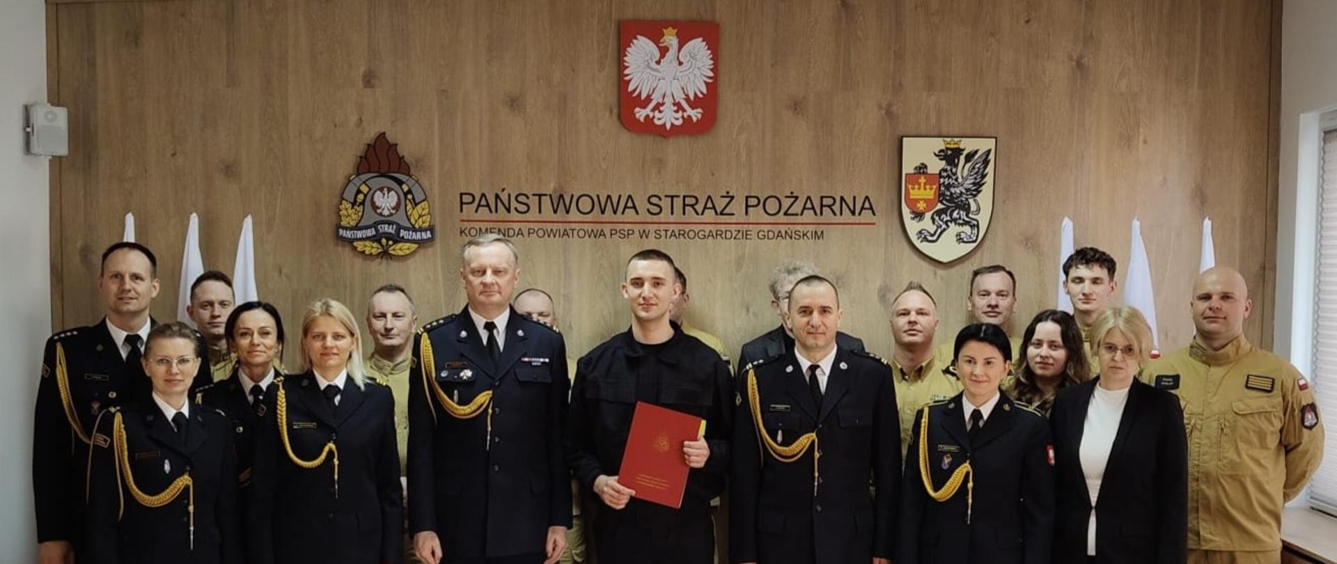 Pamiątkowe zdjęcie z uroczystości ślubowania, na zdjęciu kierownictwo Komendy i zmiana służbowa
