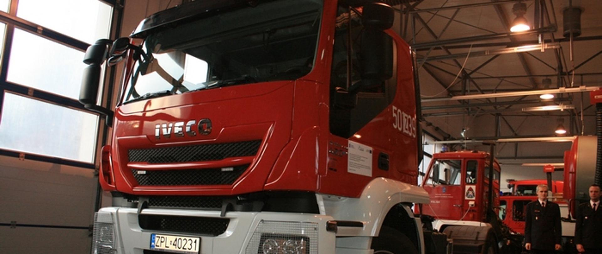 Zdjęcie przedstawia nowy samochód