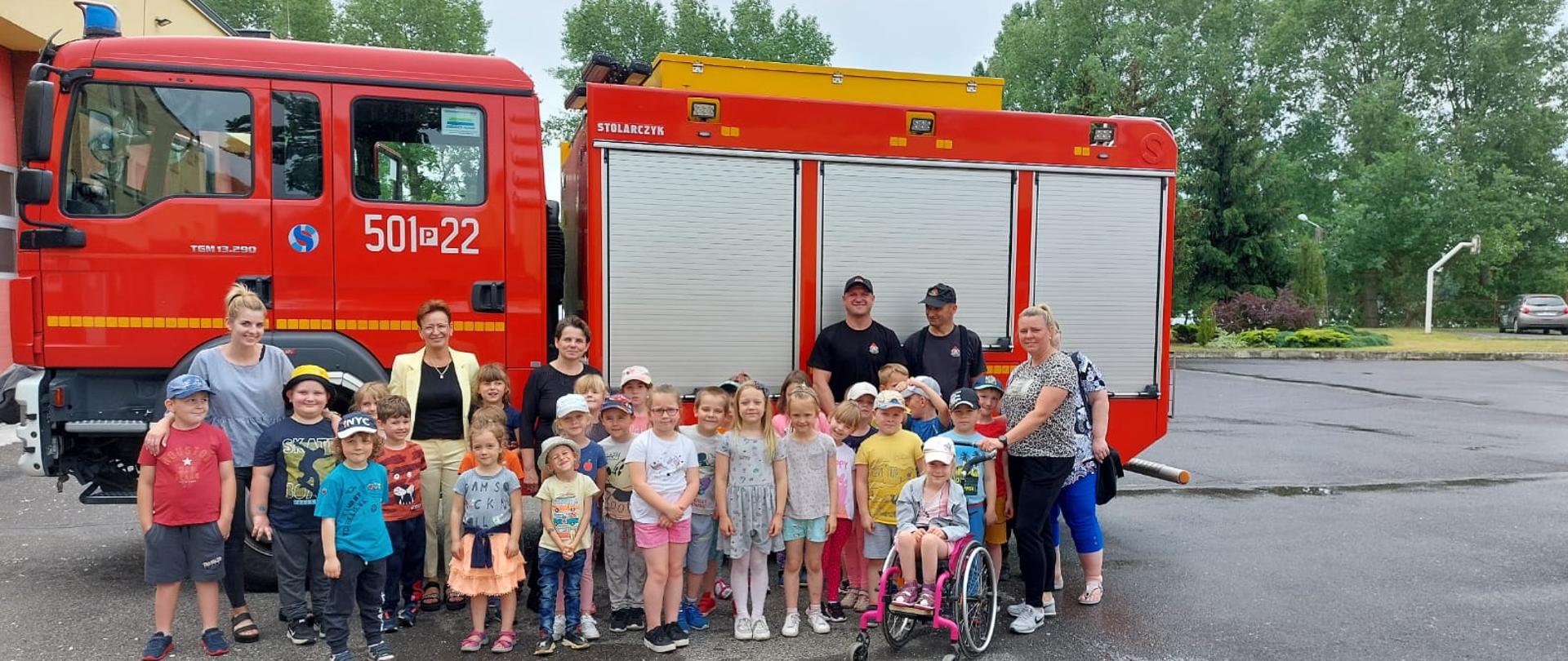 Na zdjęciu widzimy przedszkolaków podczas wizyty w KP PSP Międzychód. W tle widać samochód pożarniczy