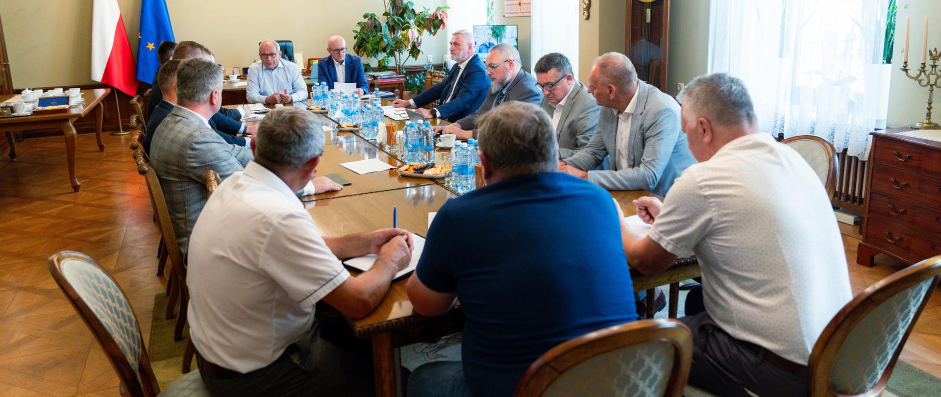 Uczestnicy spotkania w gabinecie I wicewojewody łódzkiego Marka Mazura. 