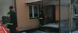 Przyjazd strażaków pod dom seniora