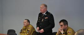 Zdjęcie zbiorowe przedstawiające uczestników narady, przemawia Wiceprezesa Zarządu Oddziału Wojewódzkiego ZOSP