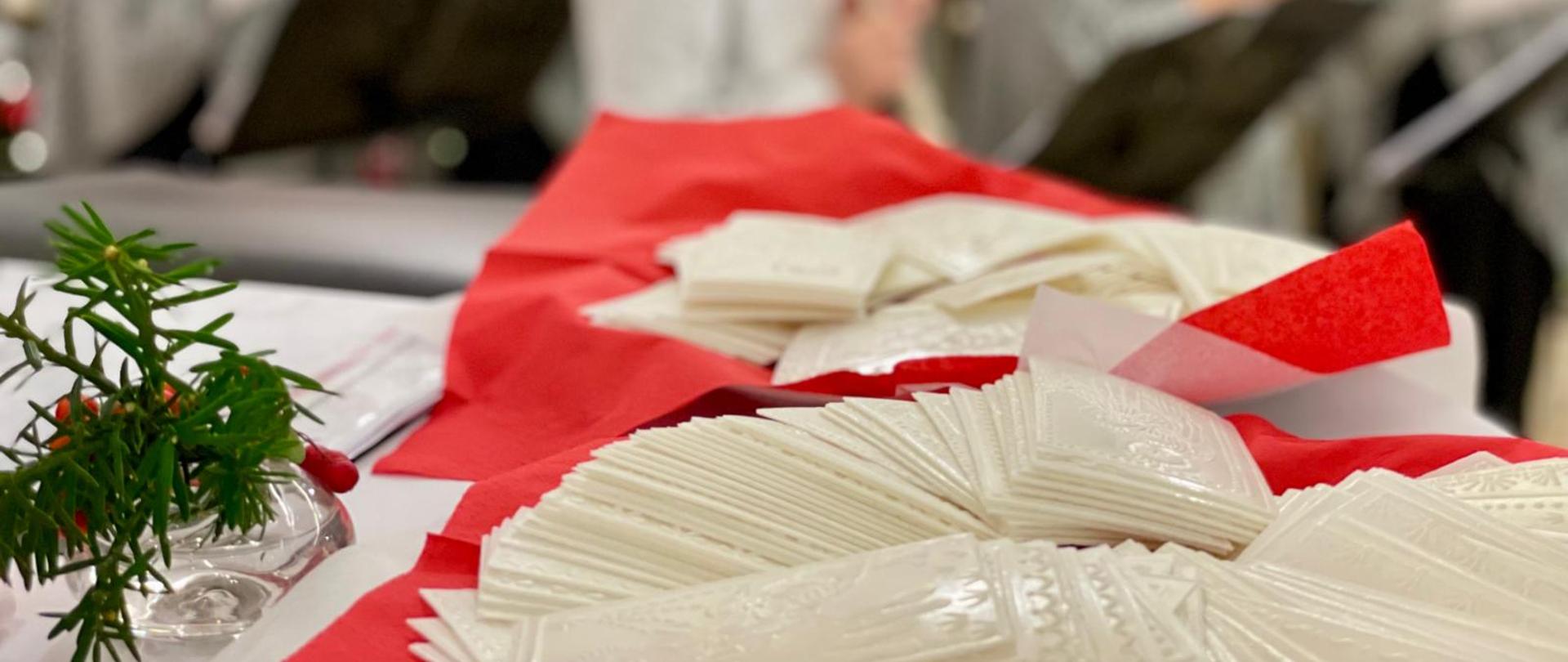 Białe opłatki na czerwonej serwetce