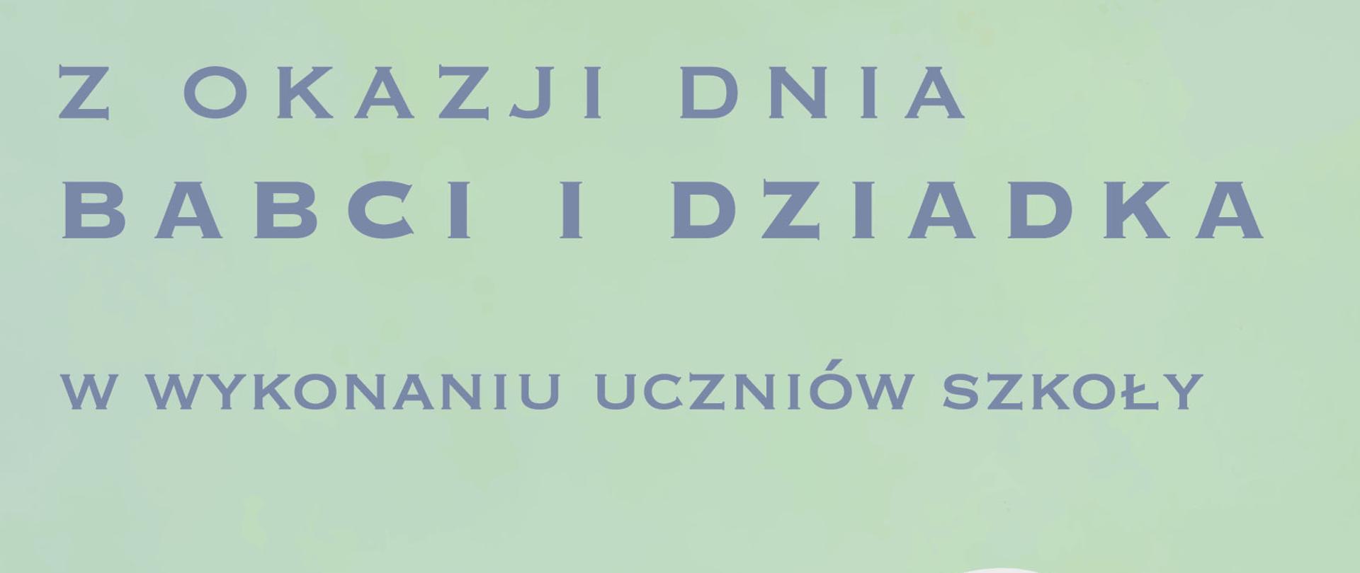 Plakat na jasno zielonym tle, z paskiem białym na dole, na którym widnieje informacja o koncercie w kolorze czarnym. Obok jest logo - sześcian z klawiaturą oraz nazwa szkoły. U góry znajduje się napis o temacie koncertu w kolorze granatowym i fioletowym. Pośrodku kolorowa ikona z wizerunkiem starszych osób. 
