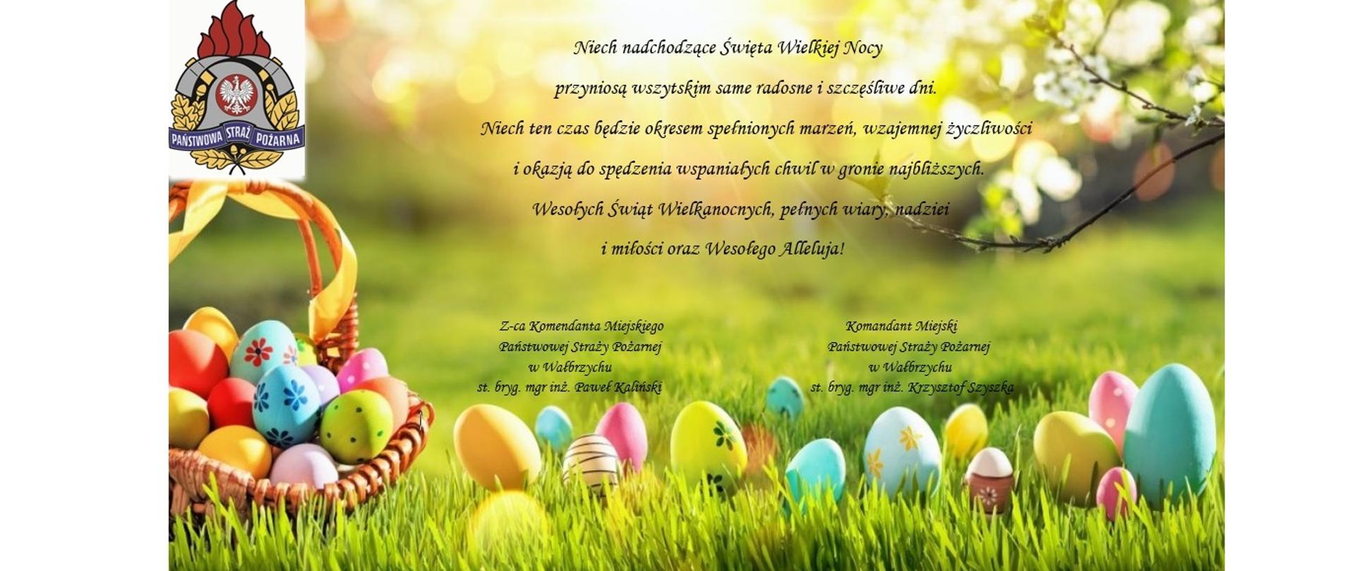 kolorowa kartka wielkanocna, w dolnej części kolorowe jajka leżą w trawie i koszyku. Tekst z życzeniami w kolorze czarnym. 