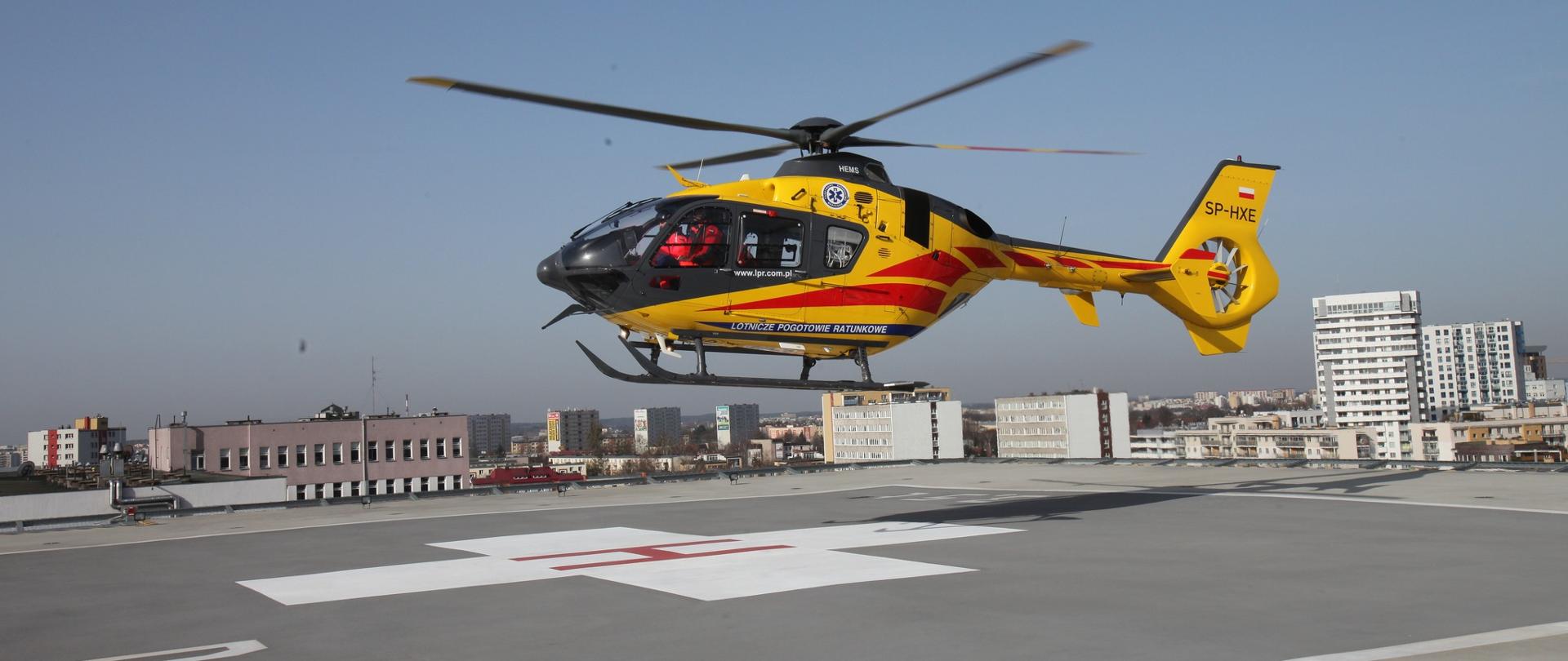 Helikopter medyczny Lotniczego Pogotowia Ratunkowego na szpitalnym lądowisku