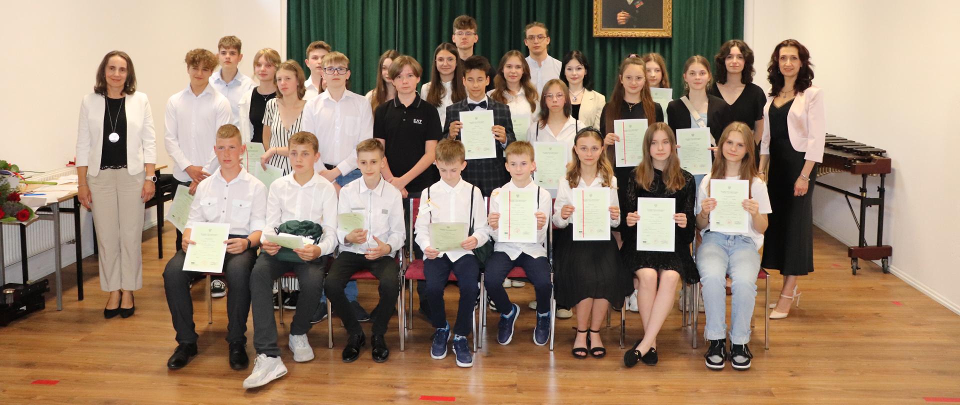 Na zdjęciu przedstawione są dyplomanci, którzy kończą rok szkolny 2022/23